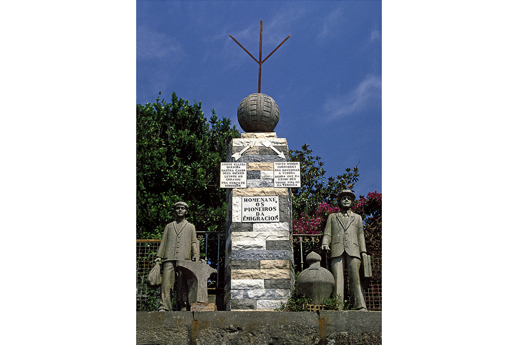 Fotografía de monumento a la emigración construido por un indiano, 1990