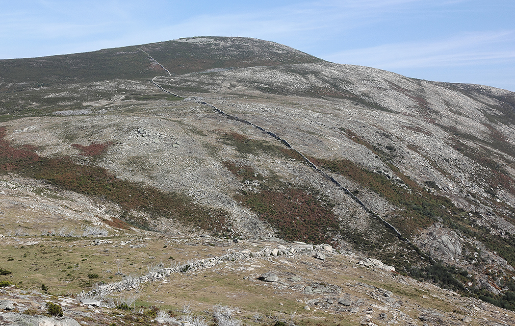 Muros convergentes pertenecientes a un foso do lobo (Portugal).