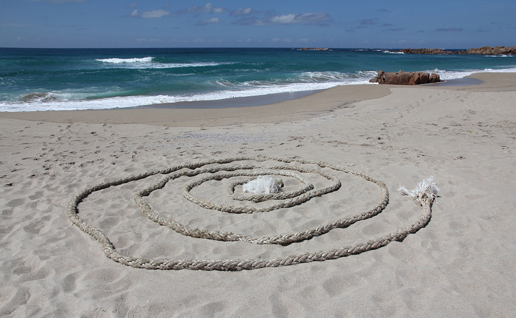 Espiral con una cuerda traída por el mar.