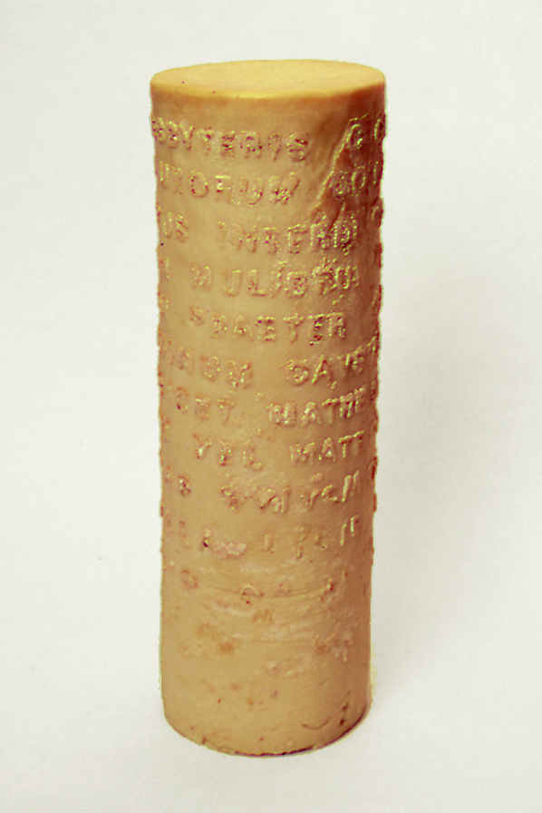 El texto en latin de este cilindro de jabón corresponde al Decreto del Concilio Ecuménico de Laterano sobre la observancia estricta del celibato